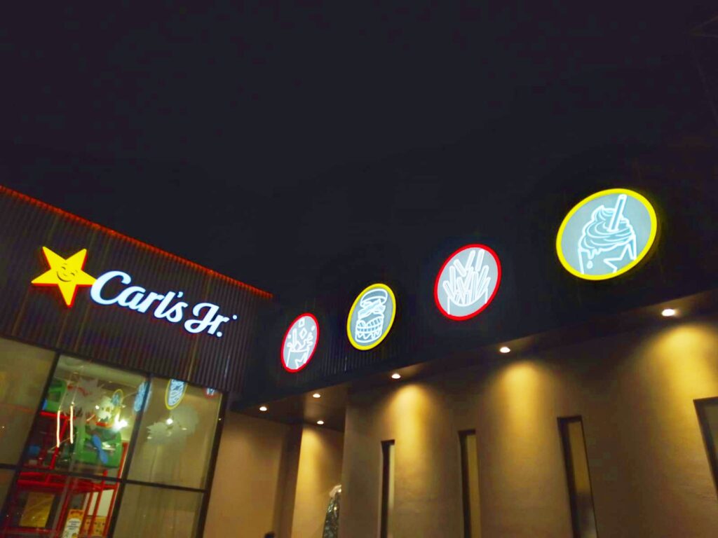 Fabricación e instalación de anuncios luminosos circulares y logotipo principal para sucursal de Carl's Jr.