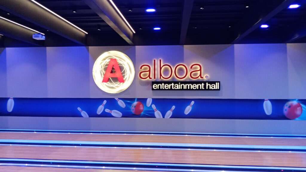 Instalación de logotipo luminoso y letras de canal 3D LED para el boliche y centro de entretenimiento Alboa.
