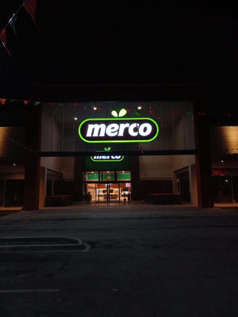 Letrero luminoso de gran impacto visual para exteriores de tienda Merco, diseñado para alta visibilidad nocturna.
