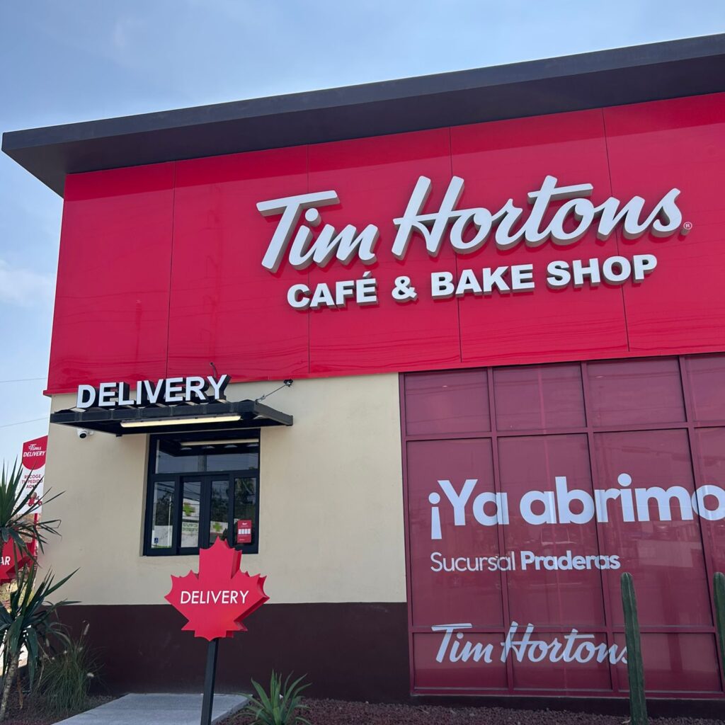 Instalación de anuncio de fachada y letras 3D iluminadas para sucursal de Tim Hortons Café & Bake Shop.