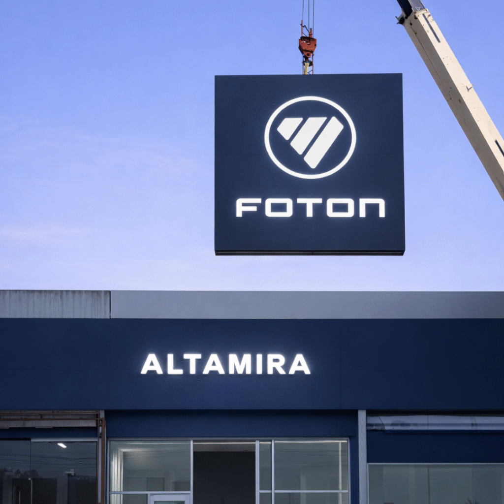 Instalación de anuncio de gran formato con grúa para agencia Foton Altamira: letrero luminoso tipo caja de luz y letras 3D.