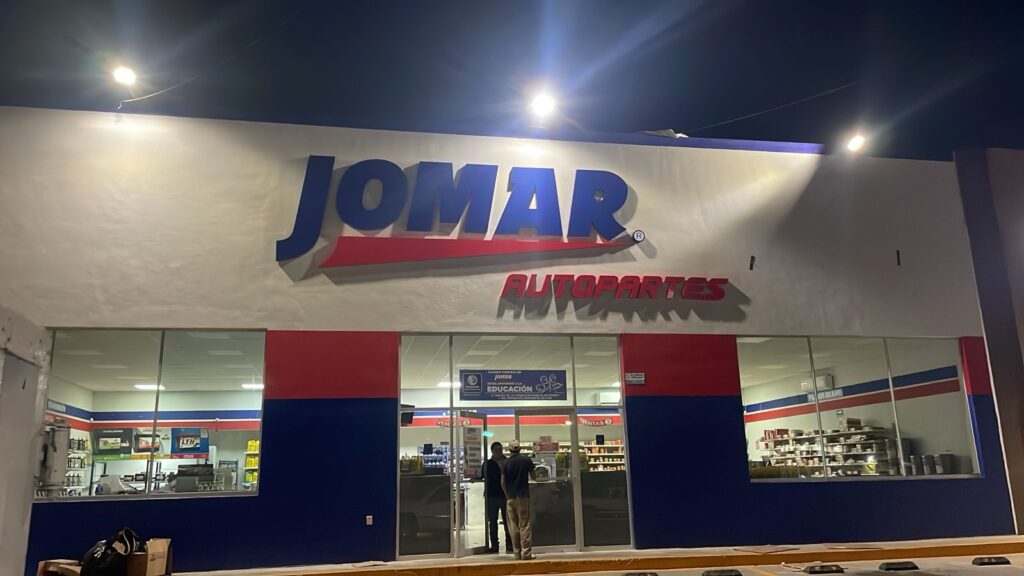 Instalación de anuncio luminoso de gran formato y letras 3D para fachada de refaccionaria Jomar Autopartes.