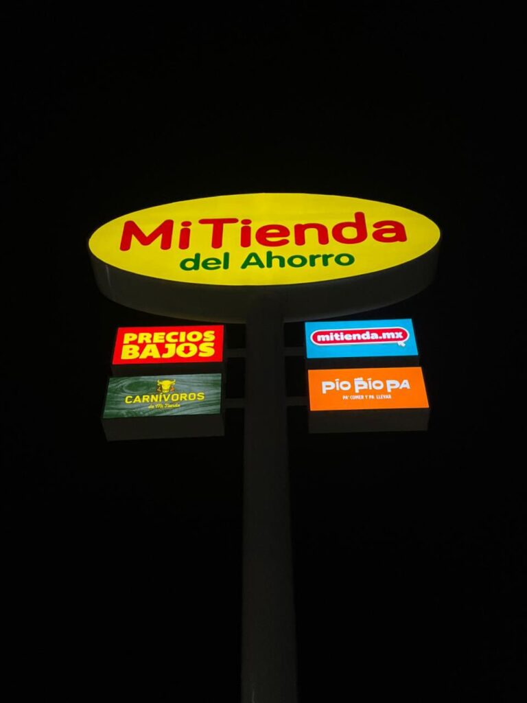 Instalación de tótem publicitario luminoso de gran altura para supermercado Mi Tienda del Ahorro con cajas de luz secundarias.